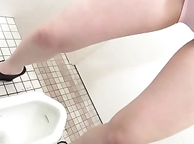 Hairy asian gushes urine